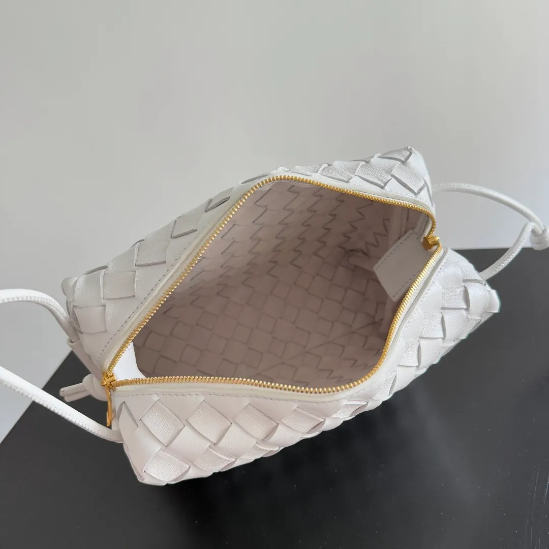 Batch 1260 𝗕𝗼𝘁𝘁𝗲𝗴𝗮 𝗩𝗲𝗻𝗲𝘁𝗮———— The latest version of the loop camera bag💥 at BV’s King of Cost-Effectiveness counter, large woven texture➕As always, ultra-high-quality lambskin, with zippers and adjustable drawstrings, it is especially suitable for the belly💫It can hold anything, and it is very light in weight, suitable for🈴️girls of all ages, size: 22*15*8cm, style number: 680255